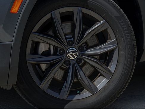 Used 2022 Volkswagen Tiguan SE image 2