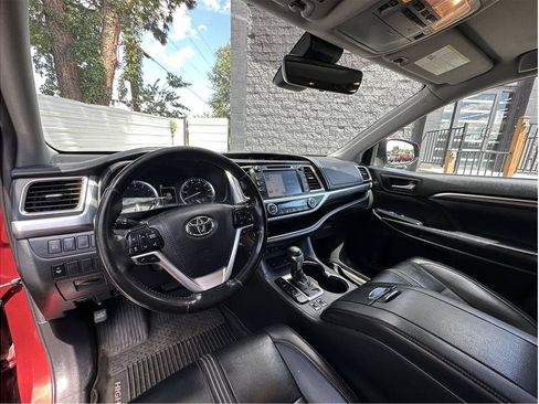 Used 2019 Toyota Highlander SE AWD/4WD image 2