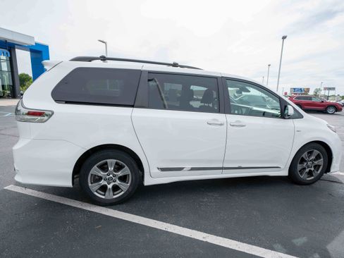 Used 2019 Toyota Sienna SE w/ SE Preferred Package AWD/4WD image 6