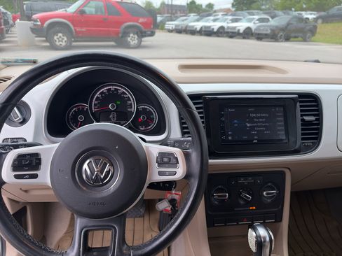 Used 2014 Volkswagen Beetle 1.8T FWD image 12
