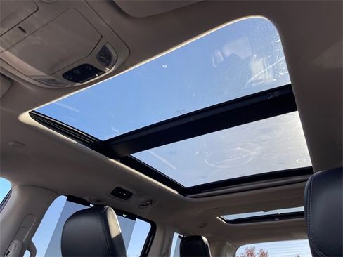 Used 2019 Chrysler Pacifica Limited image 16