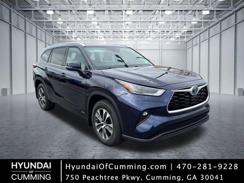 Used 2022 Toyota Highlander XLE AWD/4WD image 1