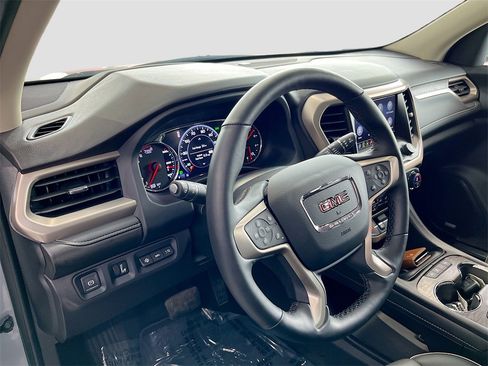 Used 2023 GMC Acadia Denali w/ Denali Technology Package image 9