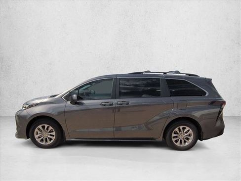 Used 2025 Toyota Sienna LE FWD image 9