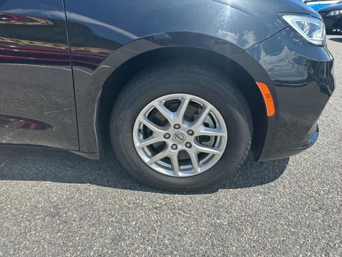 Used 2022 Chrysler Pacifica Touring-L image 30