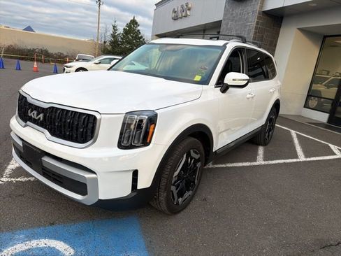 Used 2025 Kia Telluride EX w/ EX Captain's Chair Package image 3