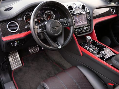 Used 2020 Bentley Bentayga image 2