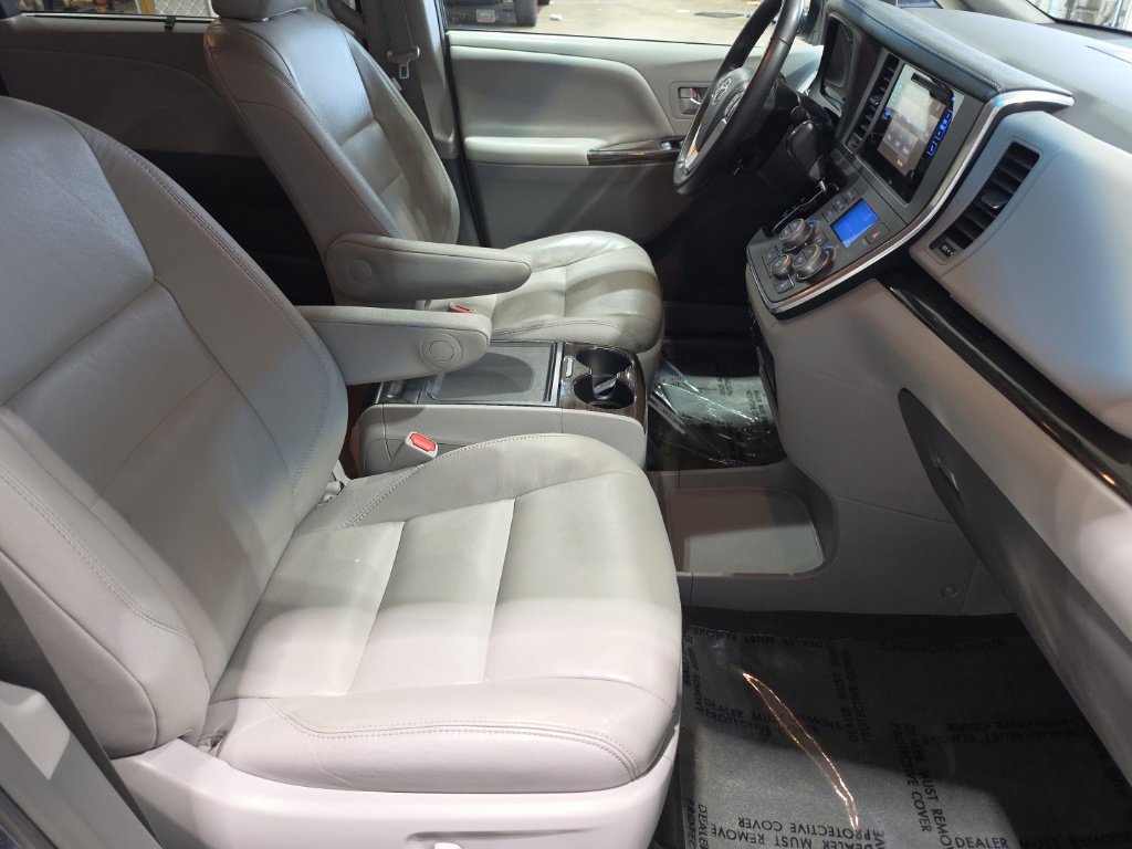 Used 2017 Toyota Sienna XLE FWD image 16