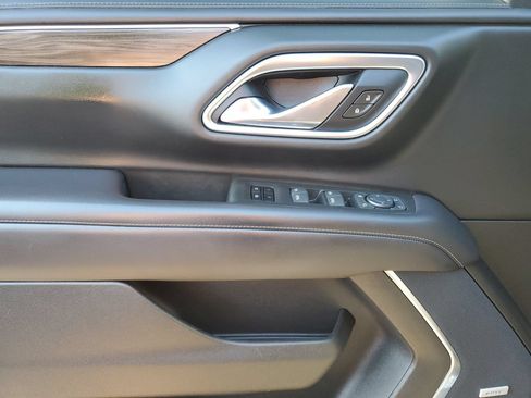 Used 2021 Chevrolet Tahoe Z71 w/ Luxury Package AWD/4WD image 14