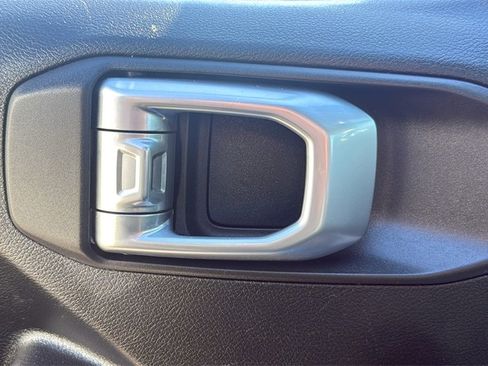 Used 2020 Jeep Gladiator Sport image 17