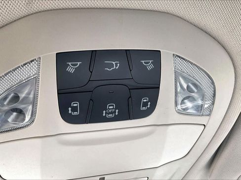 Used 2024 Chrysler Pacifica Touring-L image 31