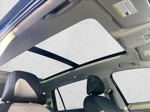 Used 2023 Volkswagen Tiguan SE w/ Panoramic Sunroof Package image 17