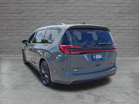 Used 2025 Chrysler Pacifica Limited FWD image 9