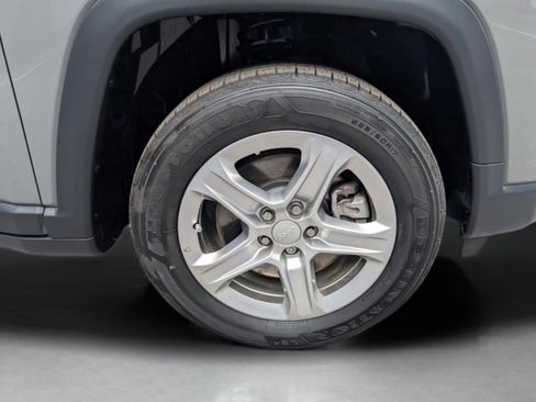 Used 2023 Jeep Compass Latitude image 10