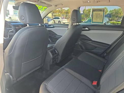 Used 2023 Volkswagen Taos SE w/ Panoramic Sunroof Package FWD image 6