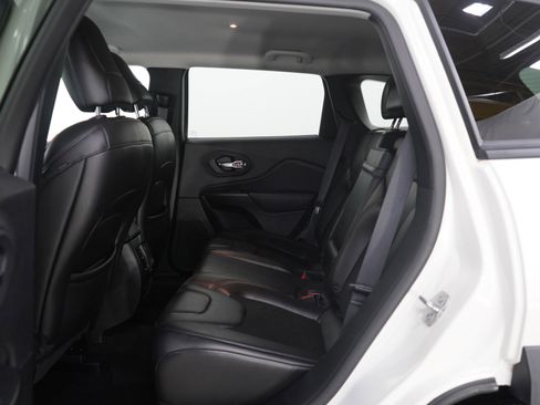 Used 2019 Jeep Cherokee Trailhawk w/ Cold Weather Group image 17