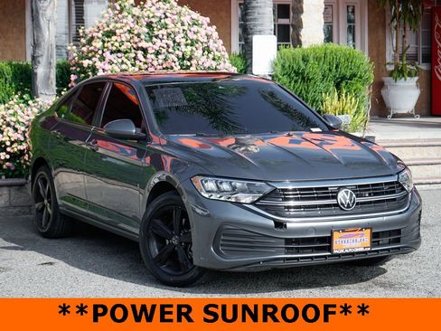 Used 2022 Volkswagen Jetta SE image 2