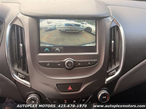Used 2018 Chevrolet Cruze LT FWD image 13