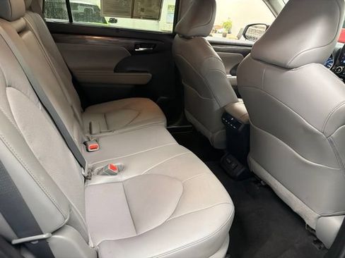 Used 2023 Toyota Highlander Limited AWD/4WD image 12