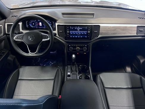 Certified 2022 Volkswagen Atlas Cross Sport SE w/ Panoramic Sunroof Package FWD image 19