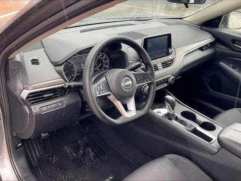 Used 2025 Nissan Altima 2.5 SV image 2