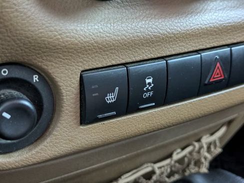 Used 2012 Jeep Wrangler Unlimited Sahara AWD/4WD image 21