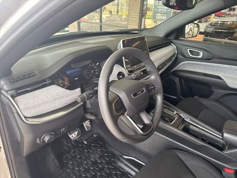 Used 2025 Jeep Compass Sport image 9