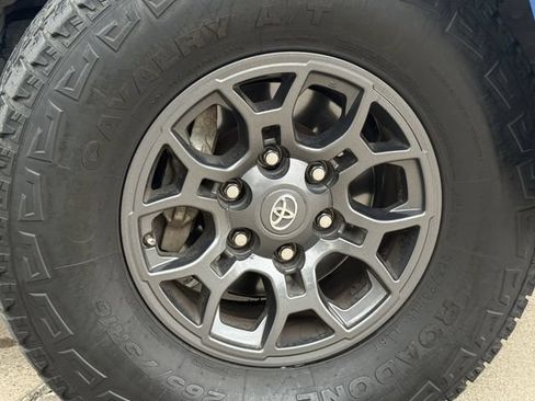 Used 2018 Toyota Tacoma SR5 RWD image 11