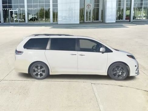 Used 2015 Toyota Sienna SE image 32