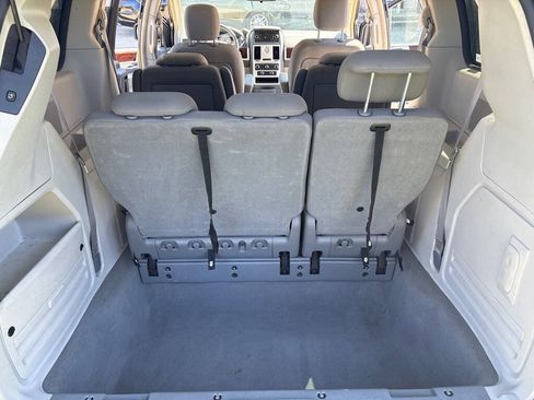 Used 2010 Chrysler Town & Country Touring FWD image 16