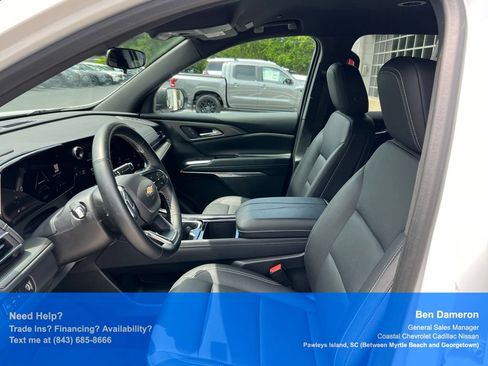 Used 2025 Chevrolet Traverse LT FWD image 9