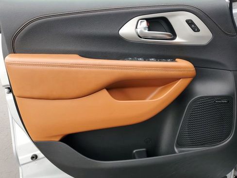 Used 2026 Chrysler Pacifica Pinnacle FWD image 29