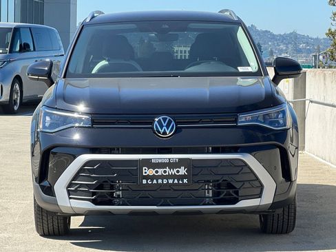 New 2026 Volkswagen Taos SE FWD image 9