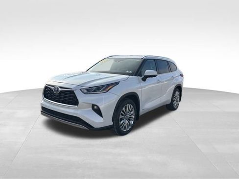 Used 2023 Toyota Highlander Platinum image 1