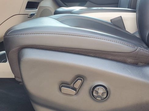 Used 2024 Chrysler Pacifica Touring-L FWD image 7