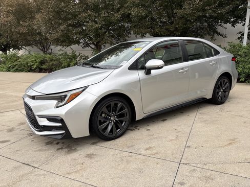 Used 2023 Toyota Corolla SE FWD image 3