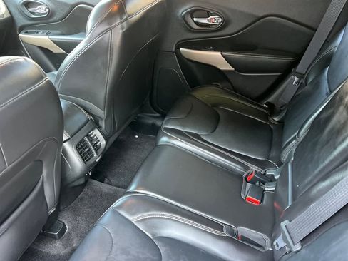 Used 2018 Jeep Cherokee Limited image 5