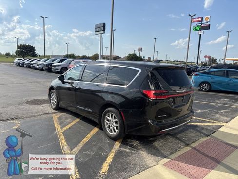 Used 2025 Chrysler Pacifica Select FWD image 3