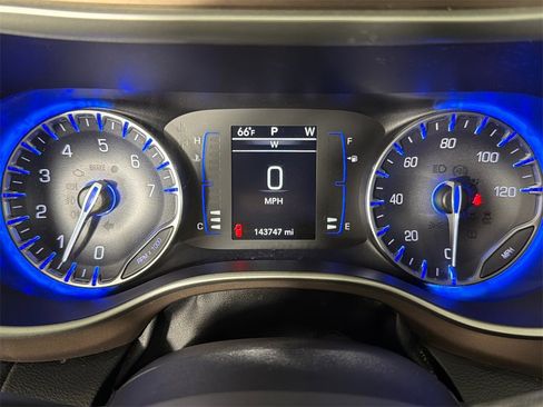 Used 2018 Chrysler Pacifica Touring-L image 25