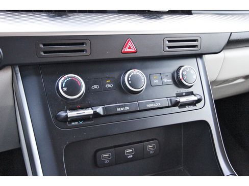 Certified 2024 Kia Carnival LX image 28