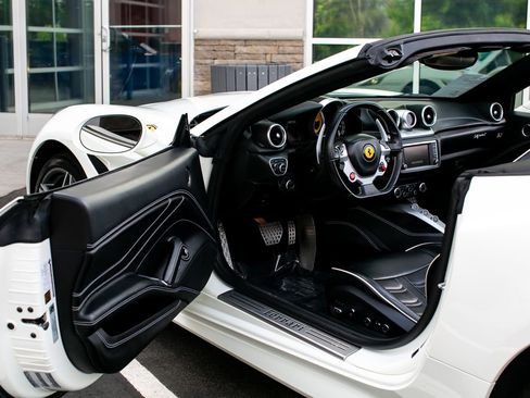 Used 2015 Ferrari California T RWD image 22