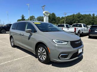 Used 2022 Chrysler Pacifica Touring-L FWD video 1