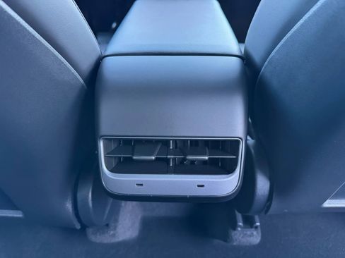 Used 2022 Tesla Model Y Long Range image 27