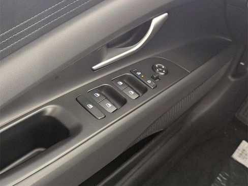 Certified 2025 Hyundai Elantra SE image 16