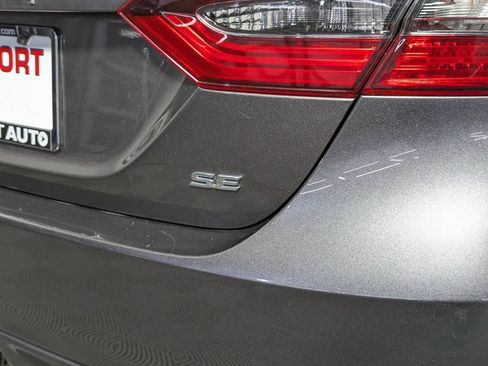 Used 2022 Toyota Camry SE image 9