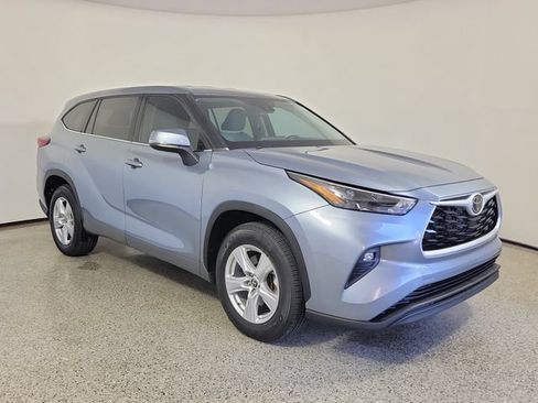 Used 2022 Toyota Highlander LE FWD image 4