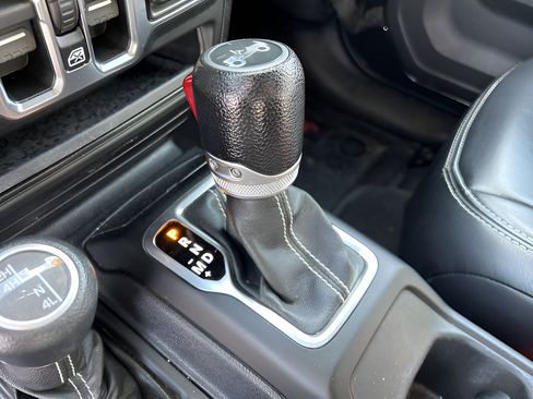 Used 2018 Jeep Wrangler Unlimited Sahara w/ Uconnect 4C Nav & Sound Group AWD/4WD image 24