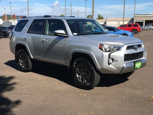 Used 2018 Toyota 4Runner TRD Off-Road w/ TRD Performance Package AWD/4WD image 9