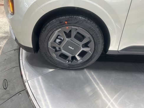 New 2026 Kia Carnival EX image 32