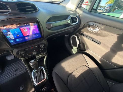 Used 2018 Jeep Renegade Latitude FWD image 22